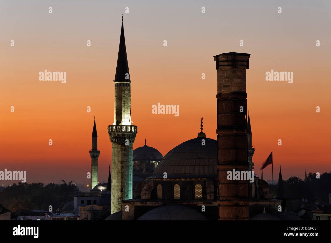 Atik Ali Pacha Mosquée et la colonne de Constantin ou brûlés, colonne, Çemberlitas Istanbul, côté européen, la Turquie, l'Europe Banque D'Images