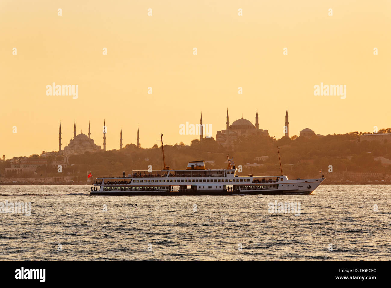 Traversier sur le Bosphore, la Mosquée Bleue et Sainte-Sophie à l'arrière, vue d'Üsküdar, Istanbul, Turquie, Europe Banque D'Images
