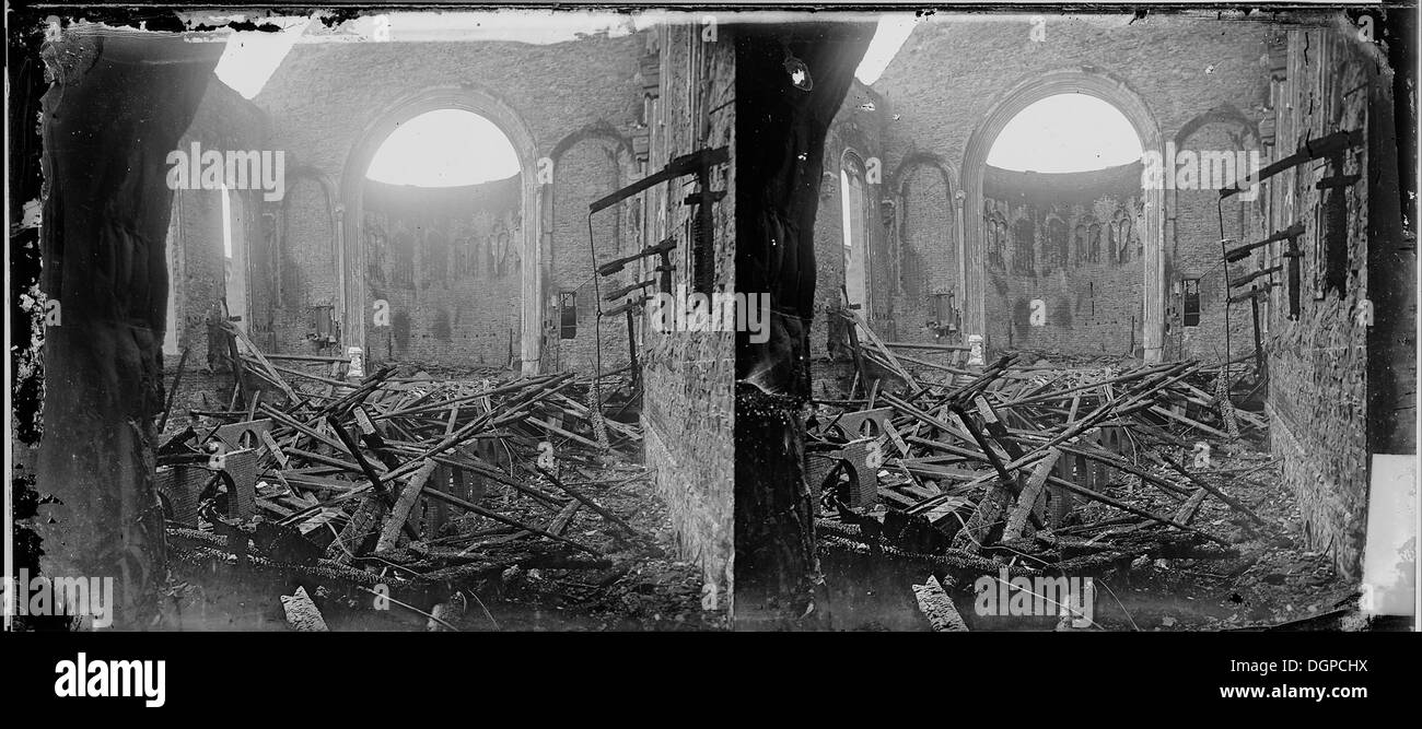 Les ruines d'une église témoignent de l'histoire passée, capturant les vestiges architecturaux d'un lieu de culte autrefois prospère. Banque D'Images