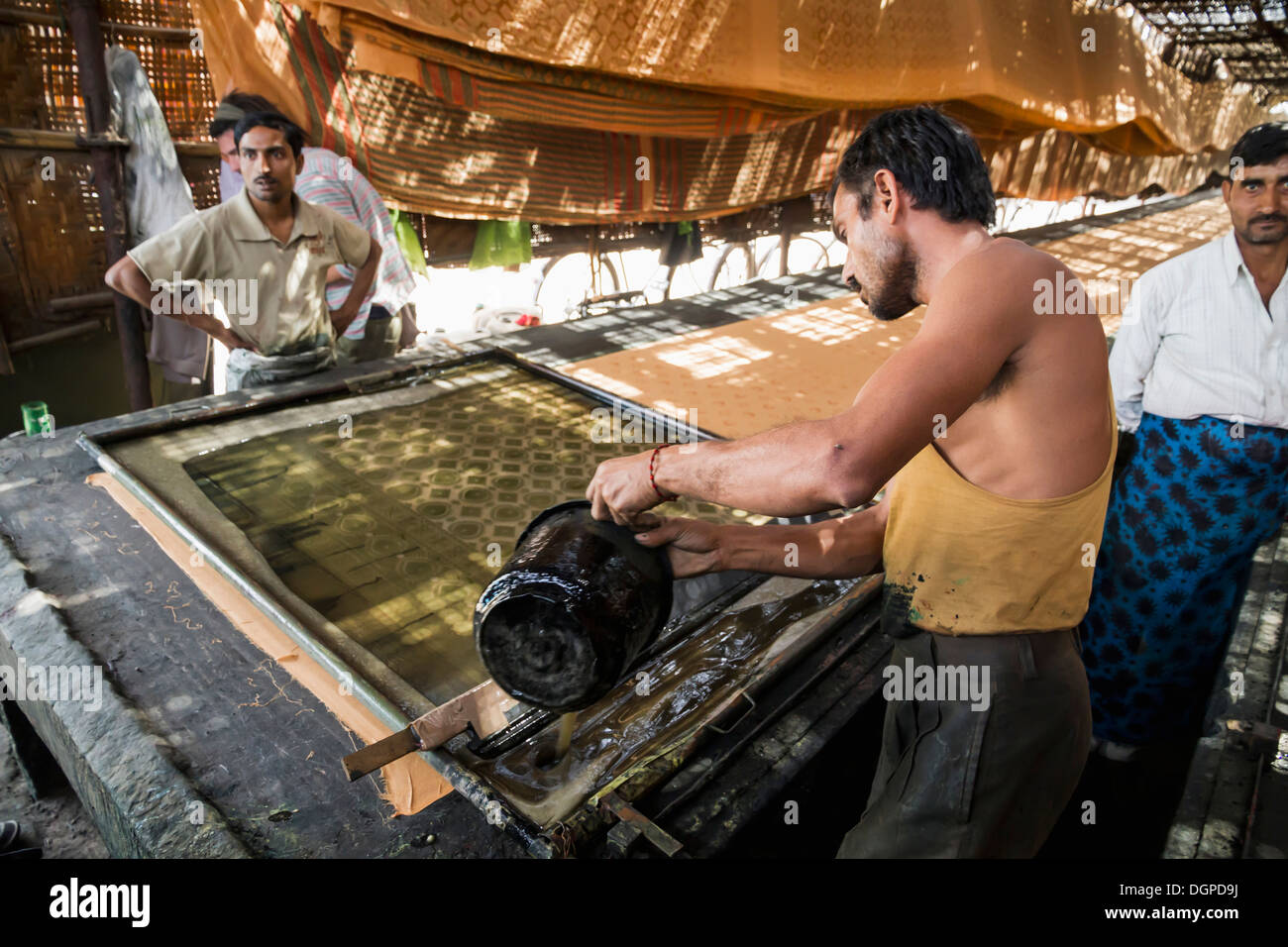 L'Inde, Rajasthan, Jodhpur, les hommes qui travaillent dans l'industrie  textile Photo Stock - Alamy
