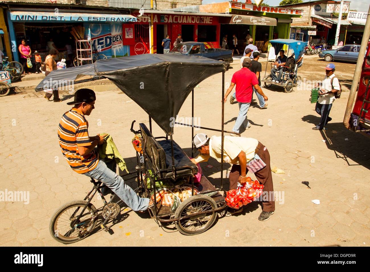 Les taxis de vélo dans les rues de village Rivas, Nicaragua. Banque D'Images