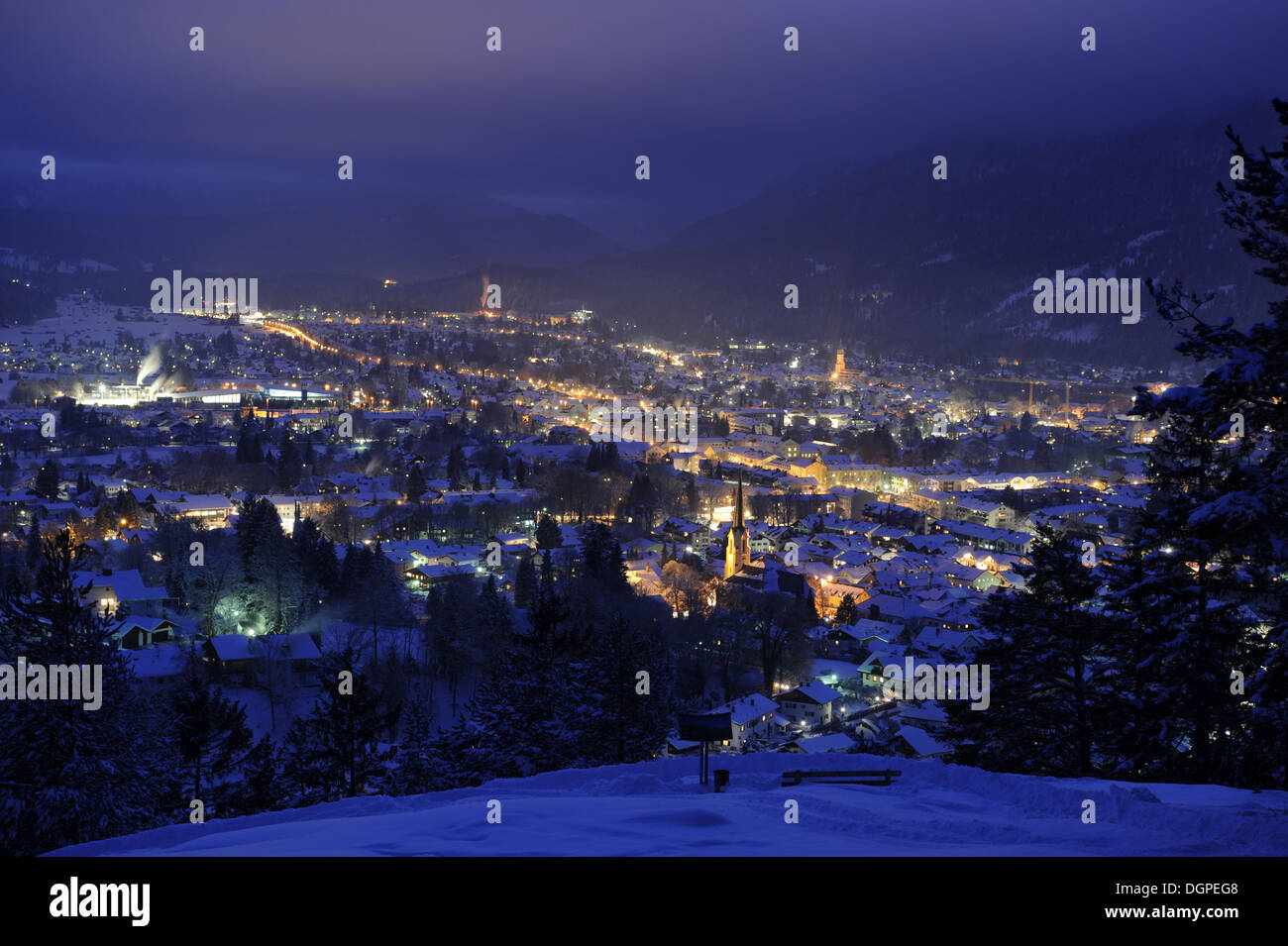 Ville allemande Garmisch au winter Night Banque D'Images