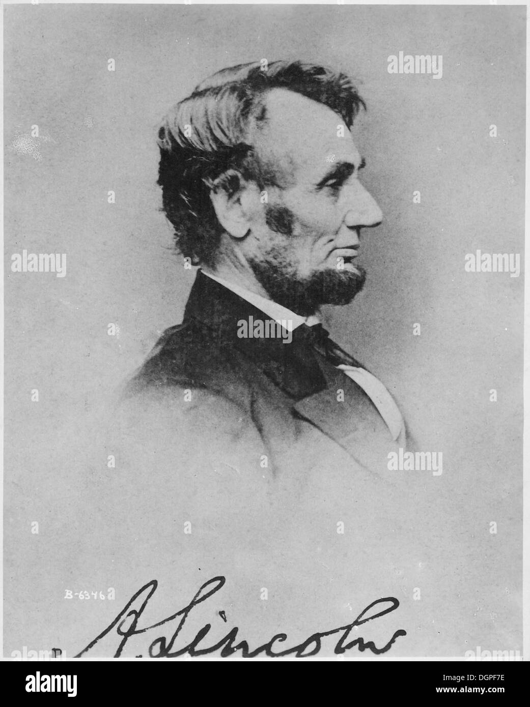 Cette photographie emblématique capture le président Abraham Lincoln, le 16e président des États-Unis, connu pour avoir dirigé la nation pendant la guerre de Sécession et aboli l'esclavage. Banque D'Images