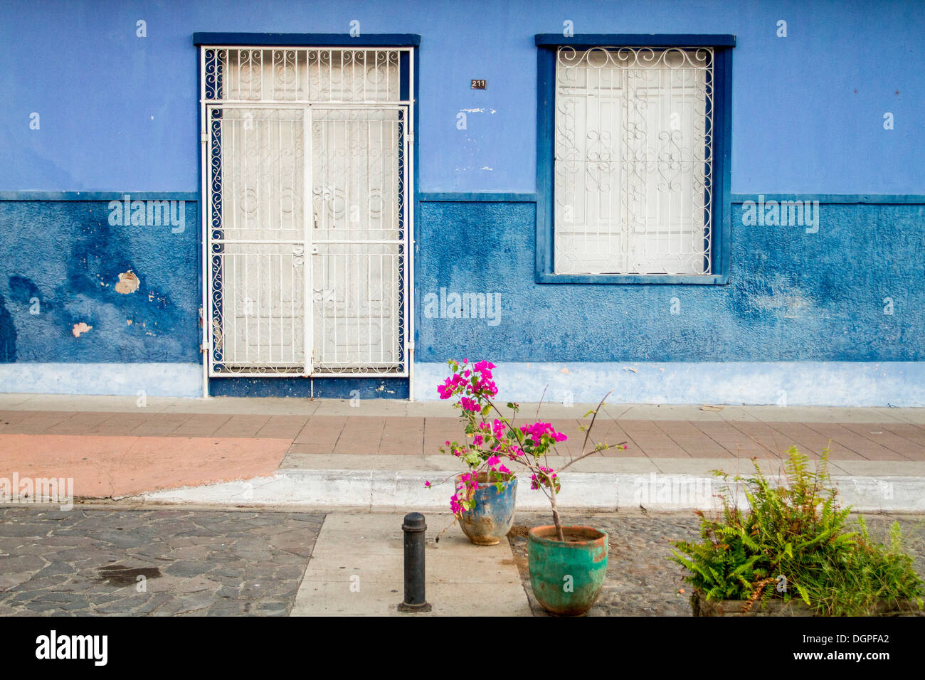 Entrée d'une maison sur la rue Calzada, Granada, Nicaragua. Banque D'Images