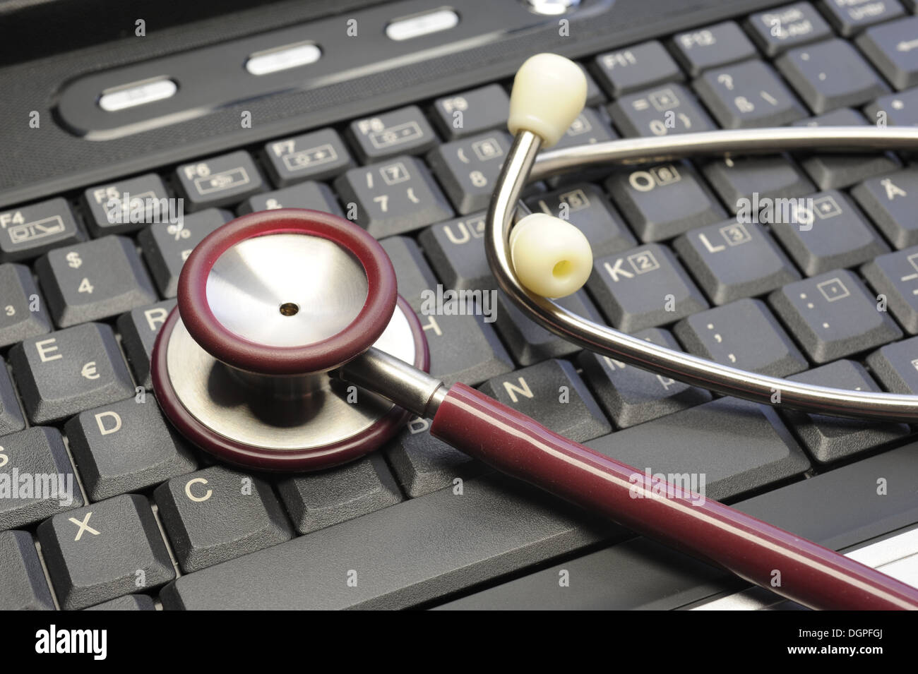 Stéthoscope médical on computer keyboard Banque D'Images