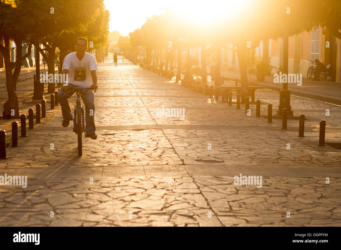 Man riding a bicycle on Calzada street, Granada, Nicaragua. Banque D'Images