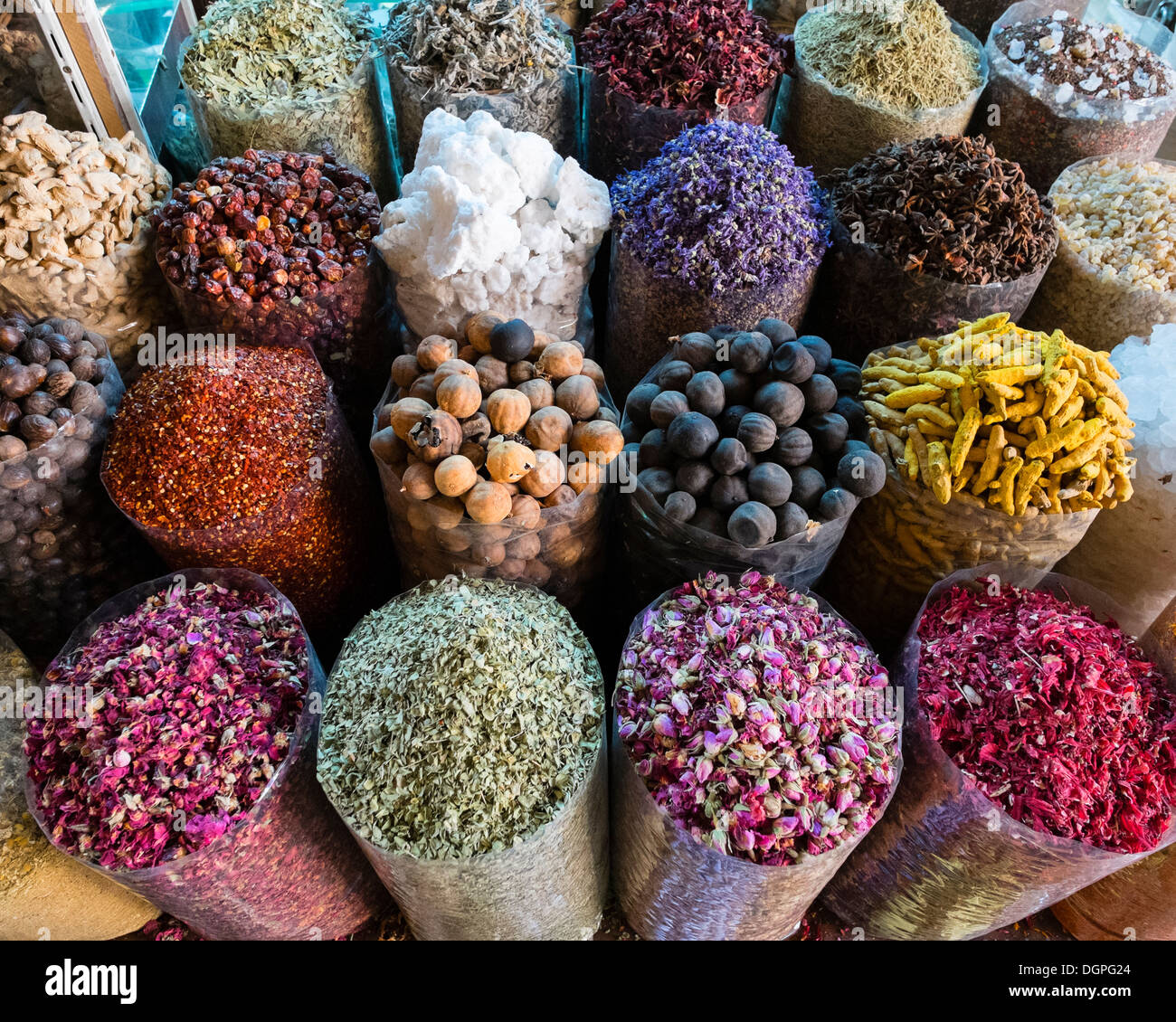Épices et herbes pour la vente à Souk aux épices de Deira Dubaï Émirats Arabes Unis Banque D'Images