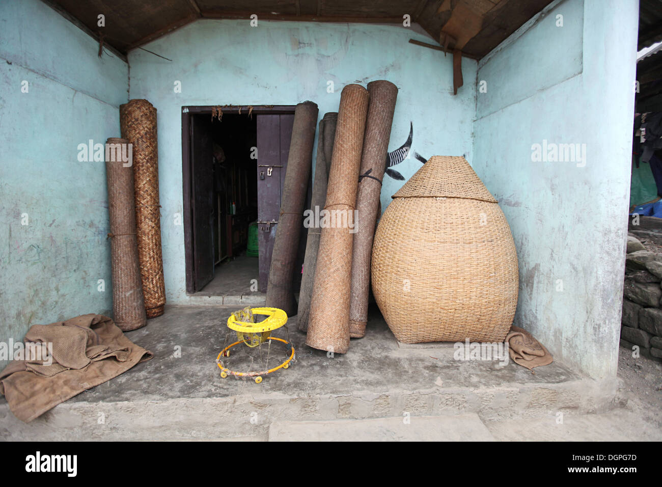 Des paniers de grain et des nattes de bambou en véranda de house, Mimo, Nagaland, village de l'Inde. Banque D'Images