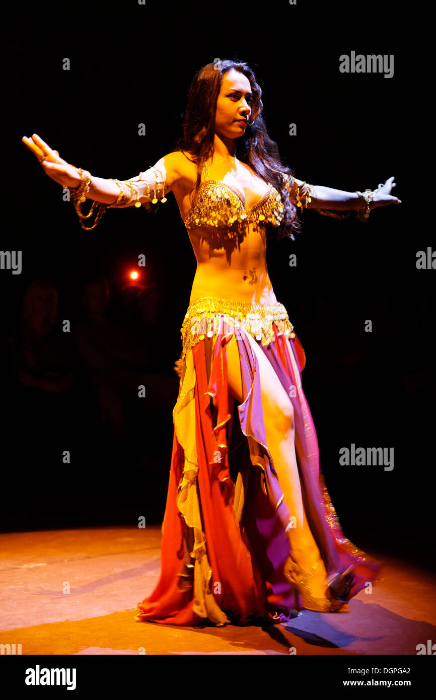 Spectacle de danse en HodjaPasha Cultural Centre, la vieille ville de Sultanahmet, Istanbul, Turquie, Europe Banque D'Images