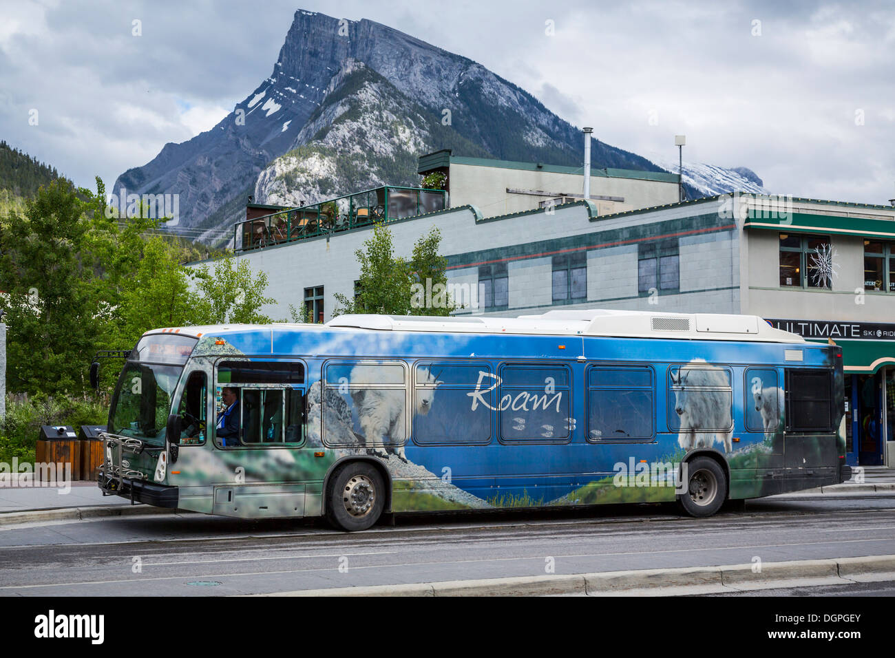 Service de bus de transport public dans la ville de Banff-site, Banff National Park, Alberta, Canada. Banque D'Images
