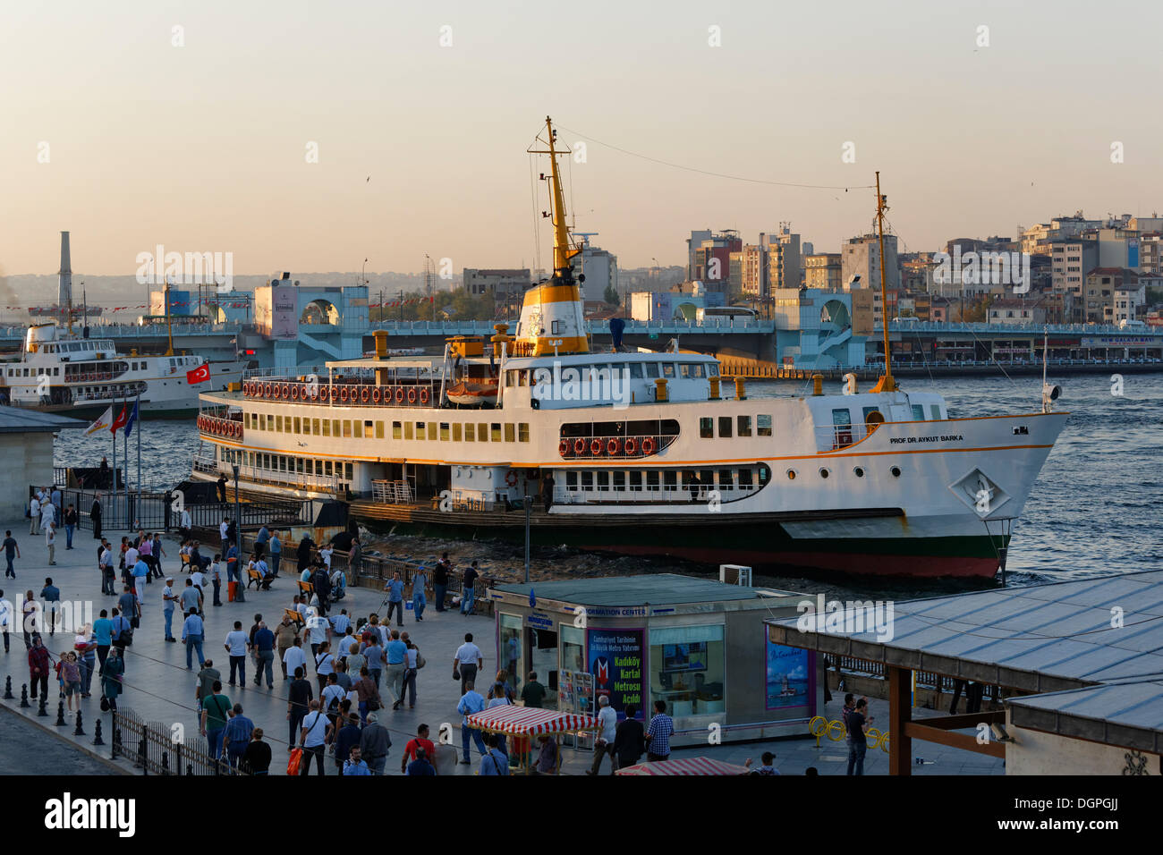 Ferry, port ferry Eminönü, corne d'or, Istanbul, côté européen, la Turquie, l'Europe, PublicGround Banque D'Images