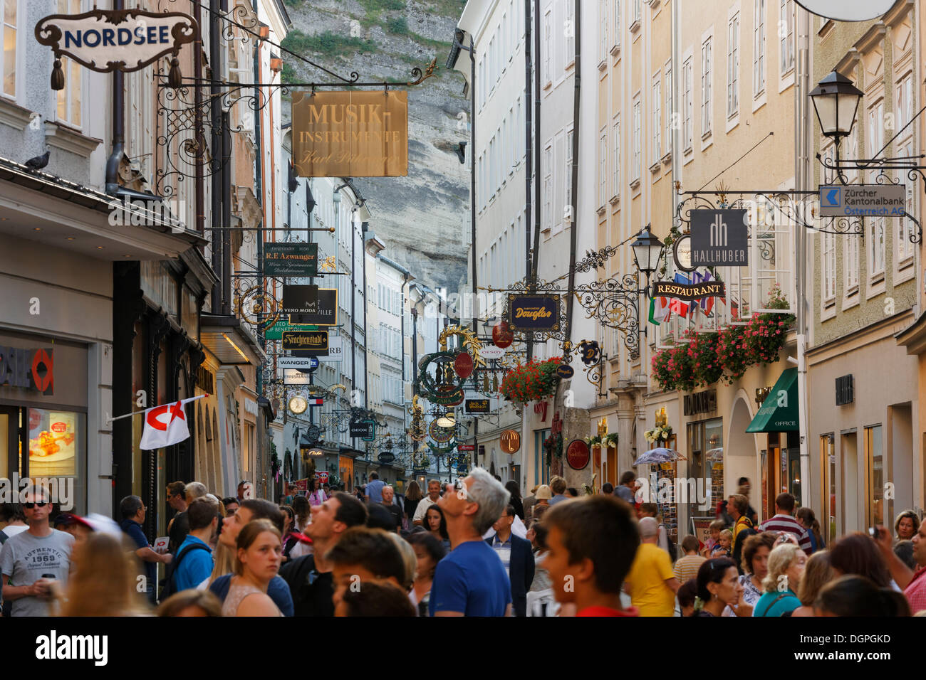 La rue Getreidegasse, le quartier historique, Salzbourg, Autriche, Europe, PublicGround Banque D'Images