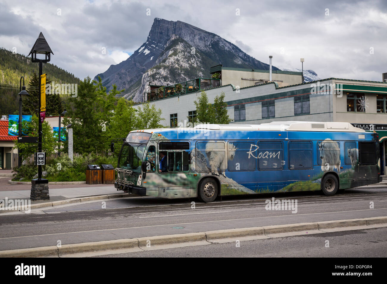 Service de bus de transport public dans la ville de Banff-site, Banff National Park, Alberta, Canada. Banque D'Images