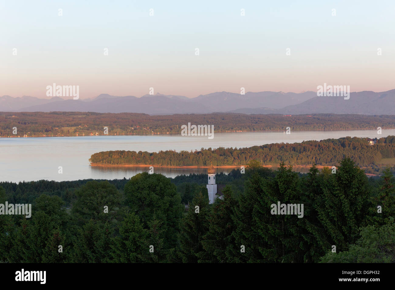 Le Lac de Starnberg, vue d'Ilkahoehe, Oberzeismering à Tutzing, cinq lacs, Oberbayern, Tutzing, Bavière, Allemagne Banque D'Images