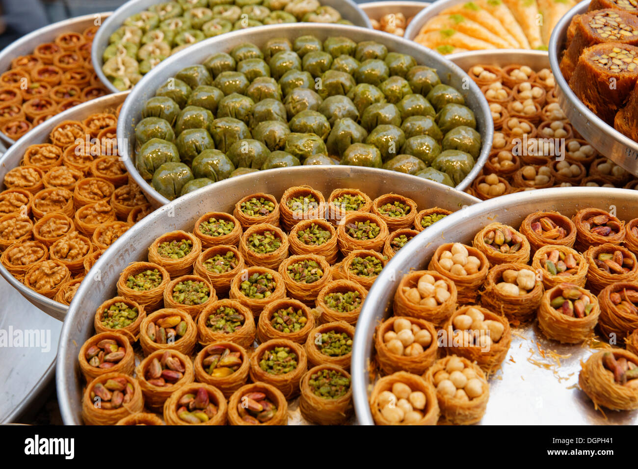 Les baklavas et autres sucreries turques dans la vitrine de Hafiz Mustafa, Istanbul, Turquie, Europe, Istanbul, Istanbul Province Banque D'Images