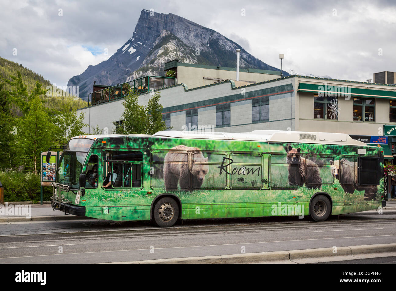 Service de bus de transport public dans la ville de Banff-site, Banff National Park, Alberta, Canada. Banque D'Images