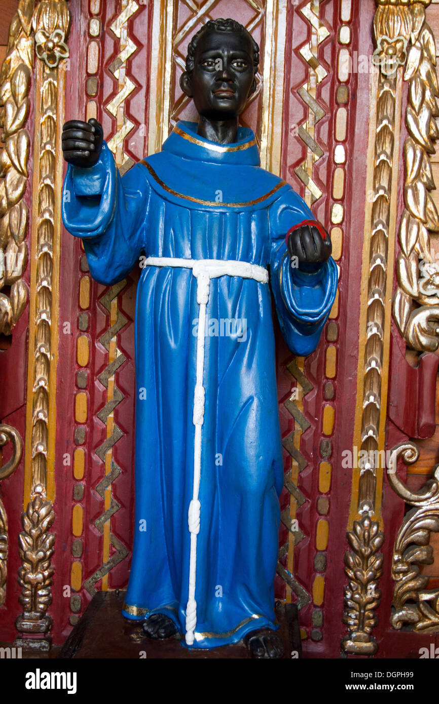 Black saint dans une église de León, au Nicaragua. Banque D'Images