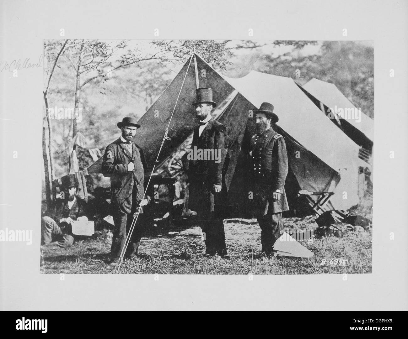 Le président Abraham Lincoln, le major-général John A. McClernand et le détective Allan Pinkerton sont représentés ensemble. McClernand sert en tant que général de l'Union pendant la guerre de Sécession, et Pinkerton est à la tête de la Pinkerton National Detective Agency, connu pour son implication dans les efforts de renseignement et de sécurité de la guerre. Banque D'Images