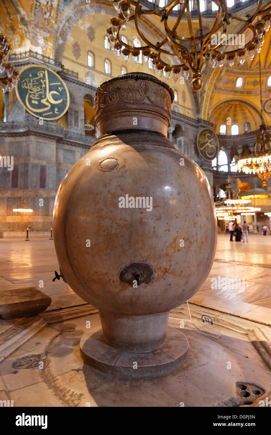 Vase en marbre de Pergame, Hagia Sophia, Sultanahmet, Istanbul, côté européen, Istanbul, Turquie, Province du côté européen Banque D'Images