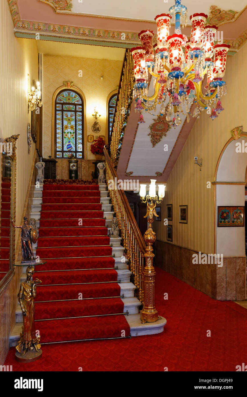 Escalier dans le Büyük Londra Oteli ou Grand Hotel de Londres, Beyoğlu, Istanbul, côté européen, Istanbul, Turquie Province Banque D'Images