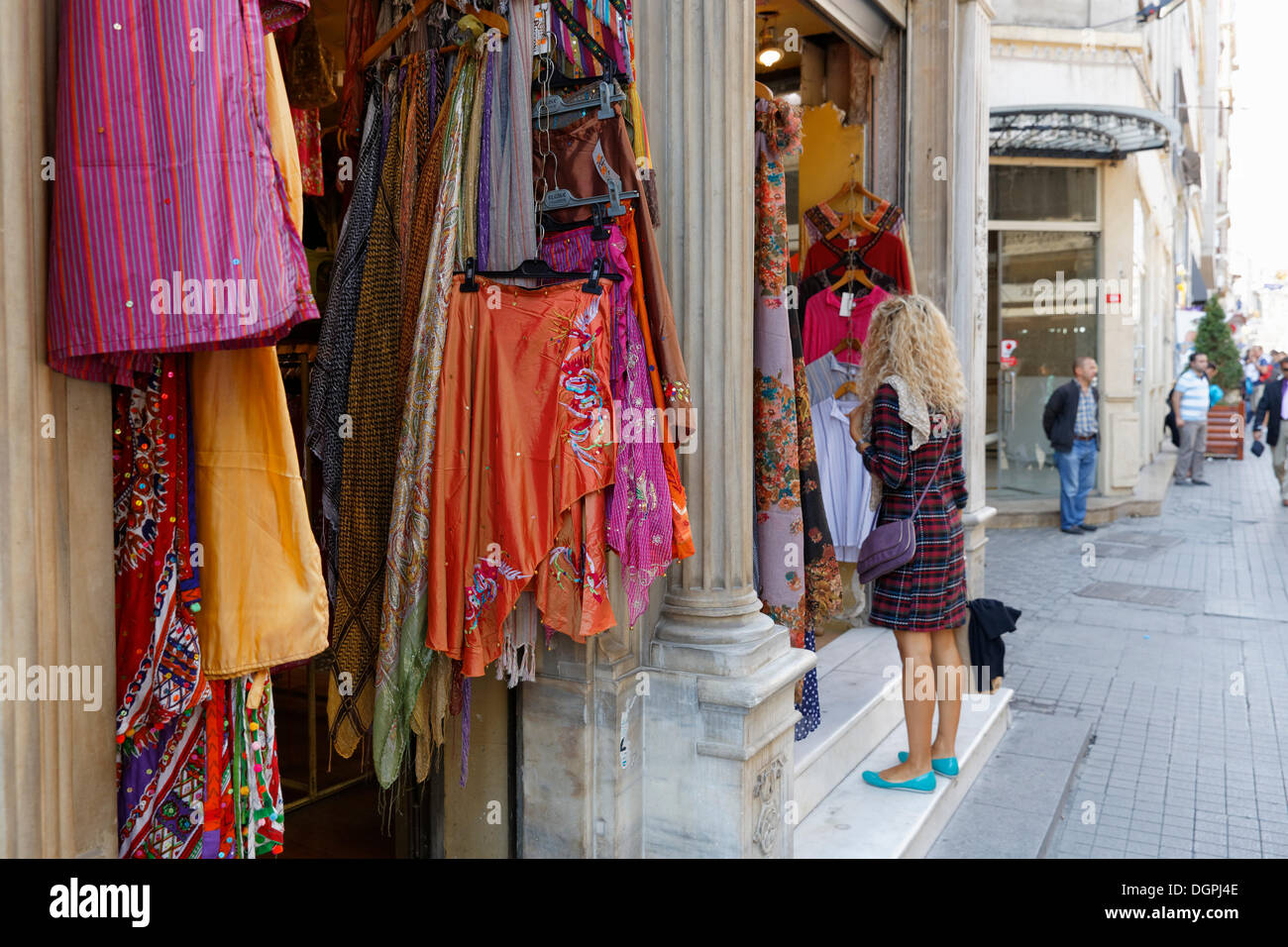 Boutique, la rue Istiklal Caddesi, Istiklal ou Beyoğlu, Istanbul, côté européen, Istanbul, Turquie, Province du côté européen Banque D'Images