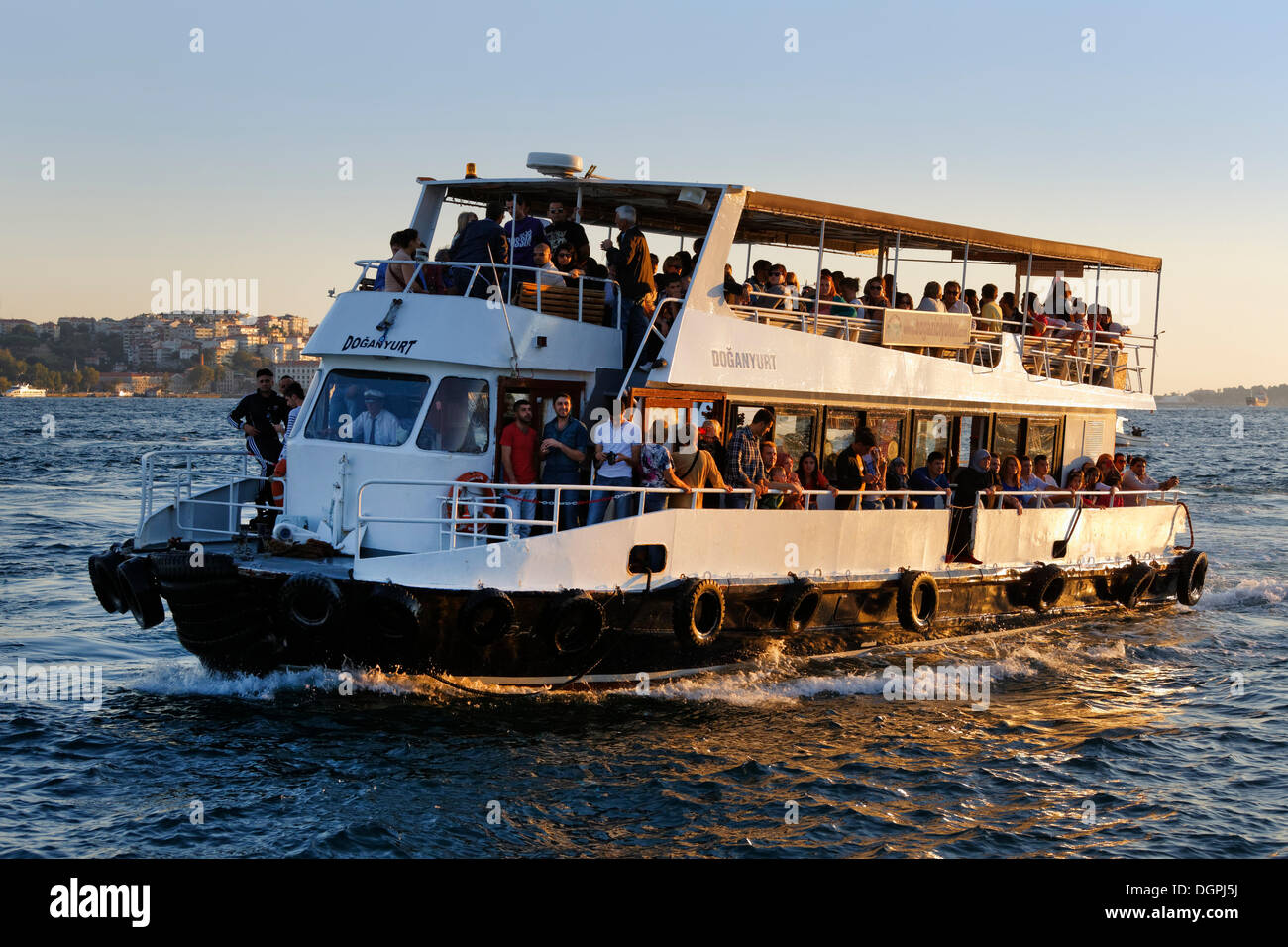Navire de passagers sur le Bosphore, vue d'Ortaköy, Bosphore, Ortaköy, Besiktas, Istanbul, Istanbul, Turquie Province Banque D'Images