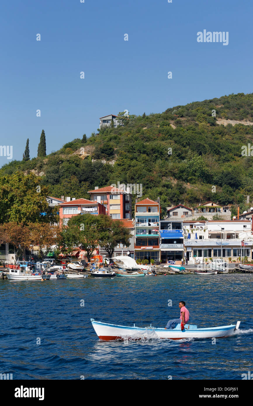 Pêcheur dans un bateau de pêche, Rumeli Kavagi Bosphore, Istanbul, Sariyer, côté européen, Istanbul, Turquie, Province, côté Européen Banque D'Images