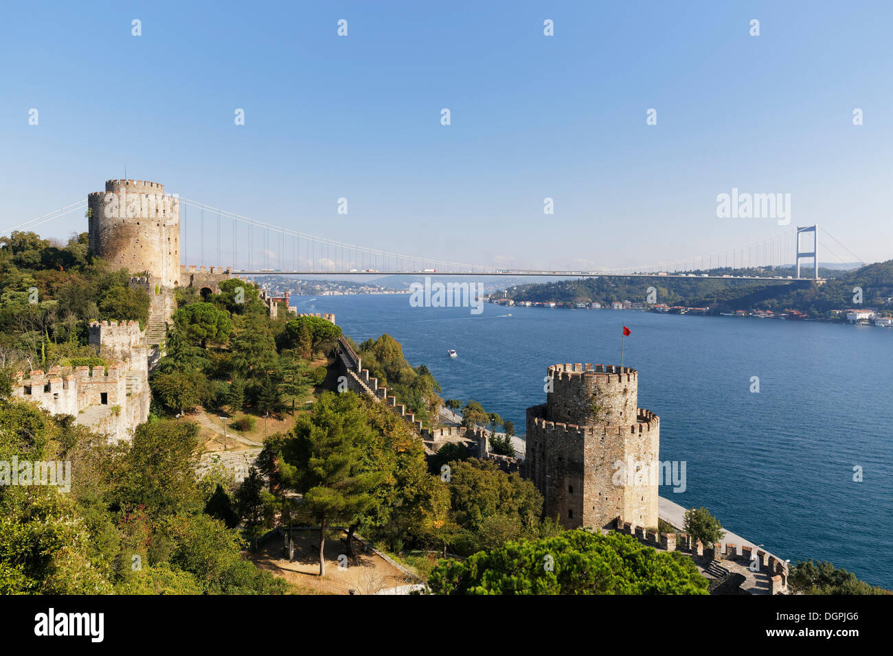 La forteresse européenne de Rumelihisarı ou Rumelian Château avec Tour Saruca Pasa et Halil Pasa Tower, pont Fatih Sultan Mehmet Banque D'Images