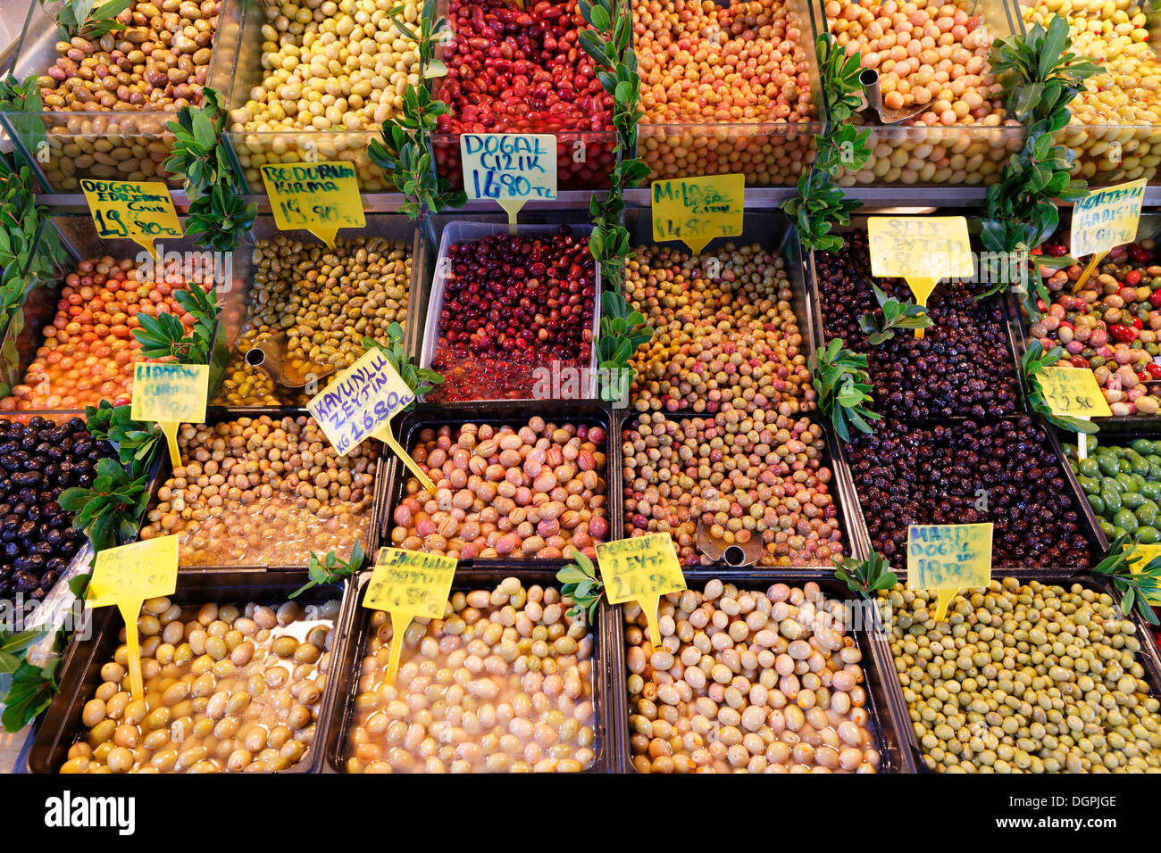 Divers les olives dans l'affichage, market district, Kadiköy, Istanbul, rive asiatique, Istanbul, Turquie Province Banque D'Images