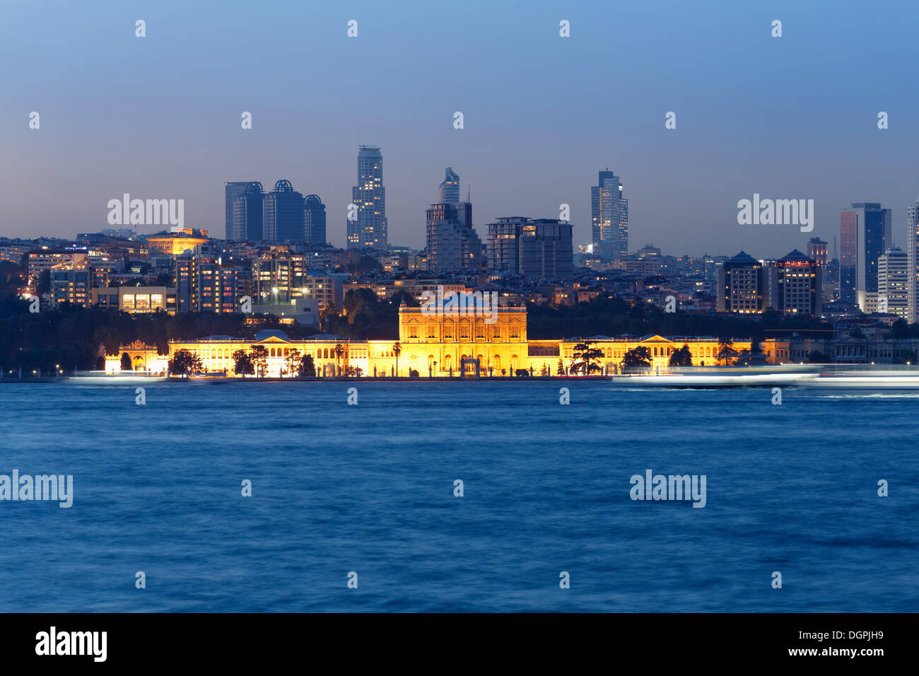 Le Palais de Dolmabahce et gratte-ciel dans Sisli, Bosphore, vu de Ueskuedar, Üsküdar, Sisli, Istanbul, du côté asiatique et européenne Banque D'Images