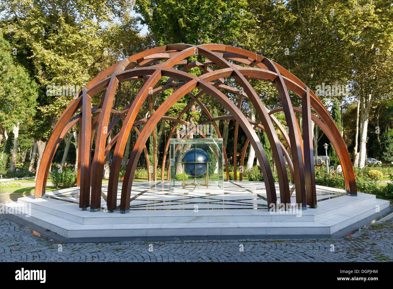 En face de la Sculpture du Musée d'Istanbul pour l'histoire de la science et de la technologie dans l'Islam, le Parc Gülhane, Gülhane-Park Banque D'Images