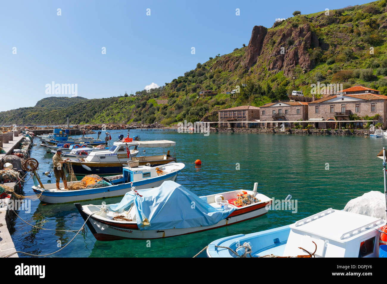 Bateaux dans le port, Assos, Province de Çanakkale, Région de Marmara, en Turquie Banque D'Images