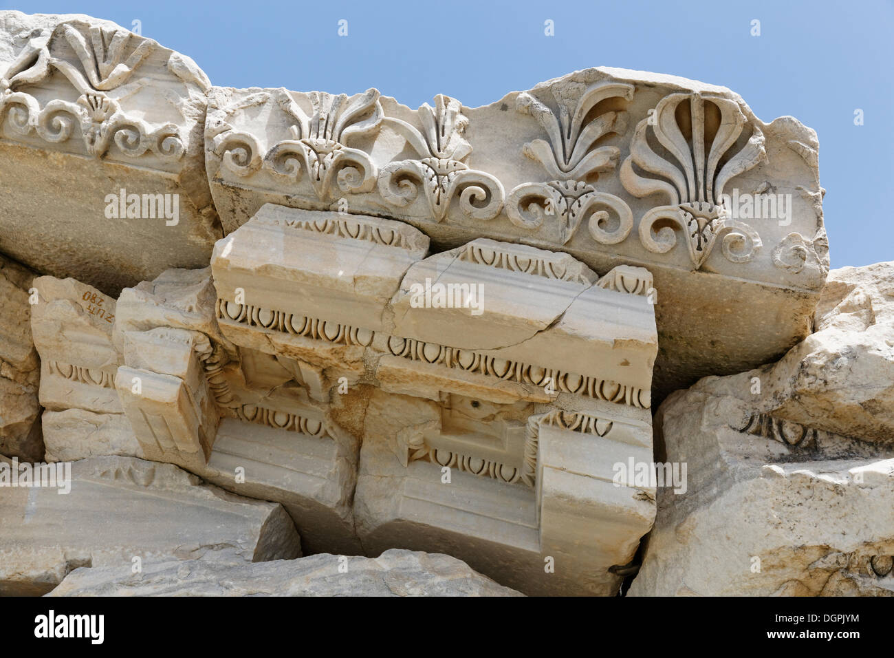Ornements sur Trajaneum, acropole, Temple de Trajan, Pergame, Manisa (Province, Région de l'Egée, la Turquie Banque D'Images