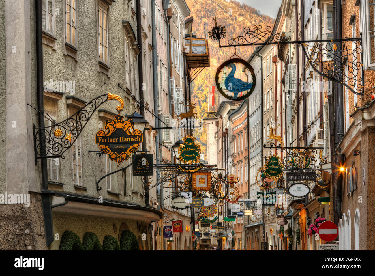 Signes de la Guilde, 'Getreidegasse' alley, lumière du soir, centre historique, Salzburg, Salzbourg, Autriche Etat Banque D'Images
