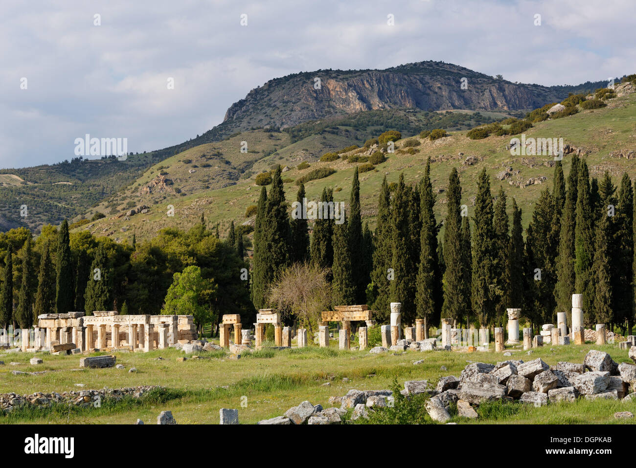 Rue principale avec une colonnade, ville antique d'Hiérapolis, Pamukkale, Hiérapolis, près de la province de Denizli, Région de l'Egée, la Turquie Banque D'Images