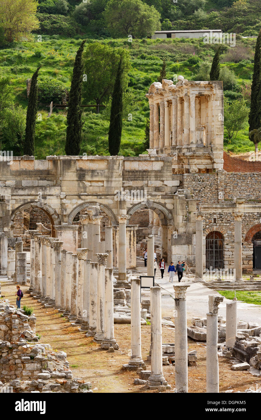 Agora inférieure, Porte Sud et la bibliothèque de Celsus, Ephèse, Selçuk, İzmir Province, Région de l'Egée, la Turquie Banque D'Images