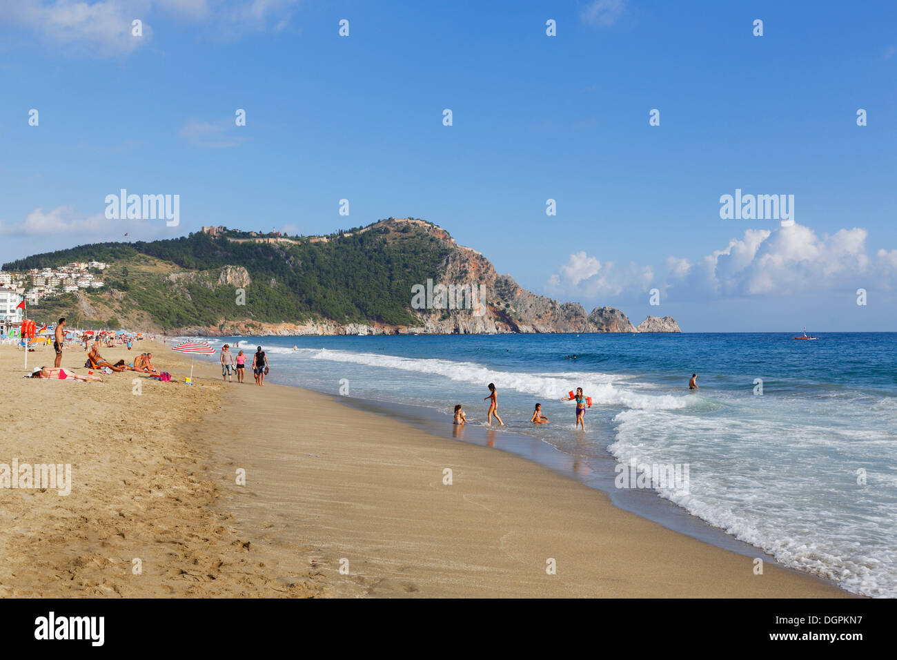 Plage de Cléopâtre et la colline du Château, Kleopatra-Strand, Alanya, Turkish Riviera, Antalya Province, Région Méditerranéenne, Turquie Banque D'Images