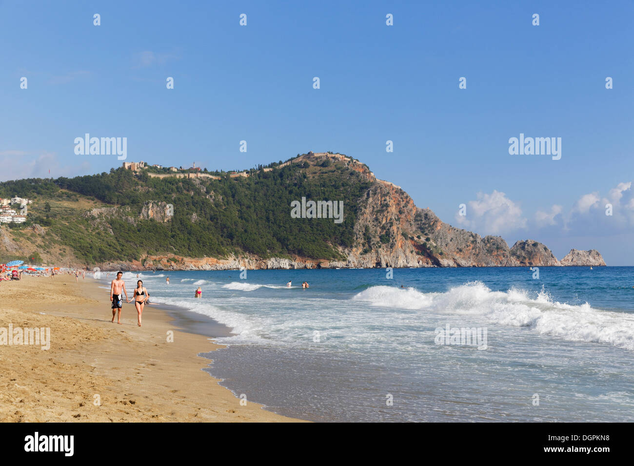 Plage de Cléopâtre et la colline du Château, Kleopatra-Strand, Alanya, Turkish Riviera, Antalya Province, Région Méditerranéenne, Turquie Banque D'Images