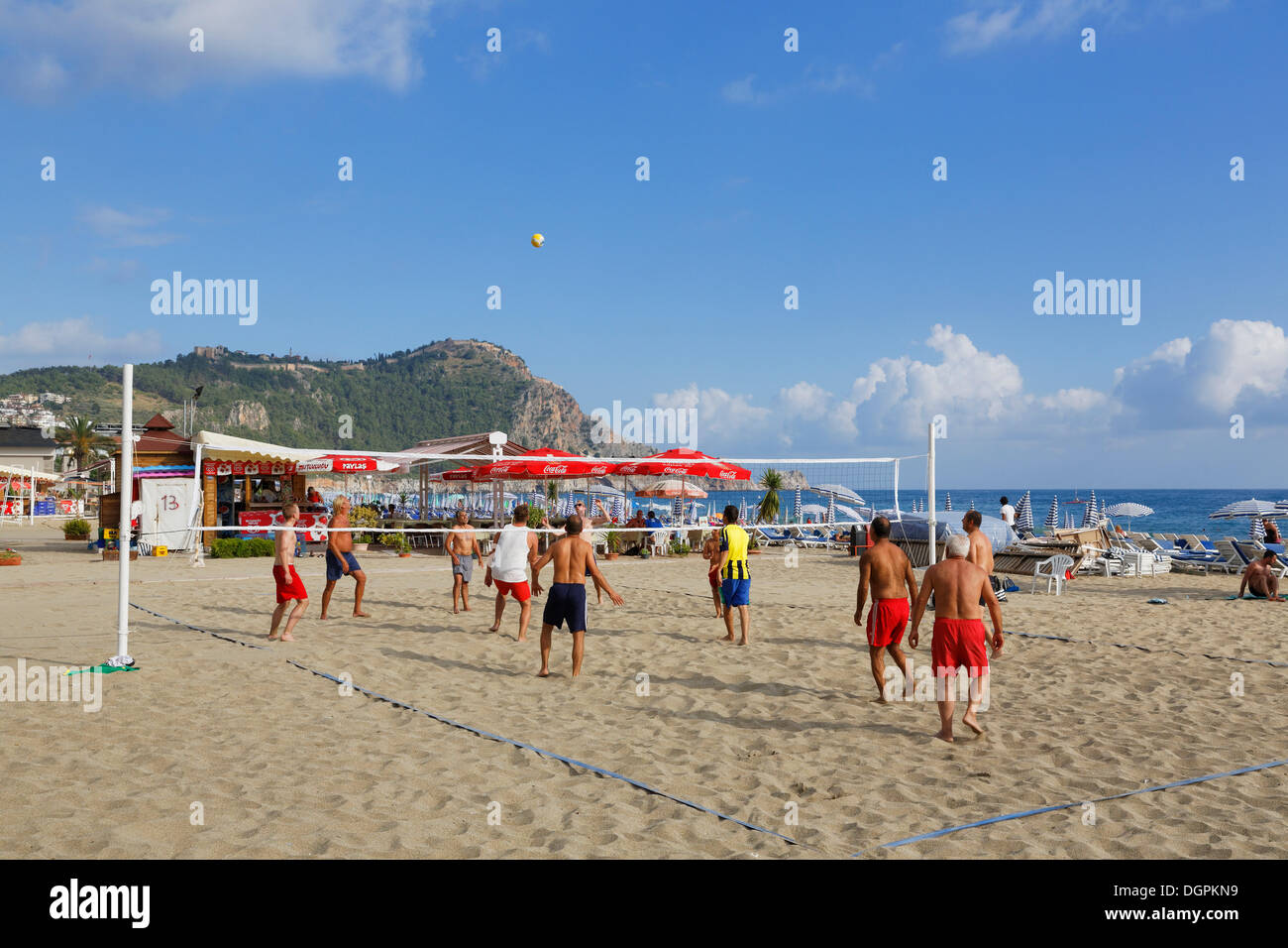 Beachball sur plage de Cléopâtre, en face de la colline du Château, Kleopatra-Strand, Alanya, Turkish Riviera, Antalya Province de Banque D'Images
