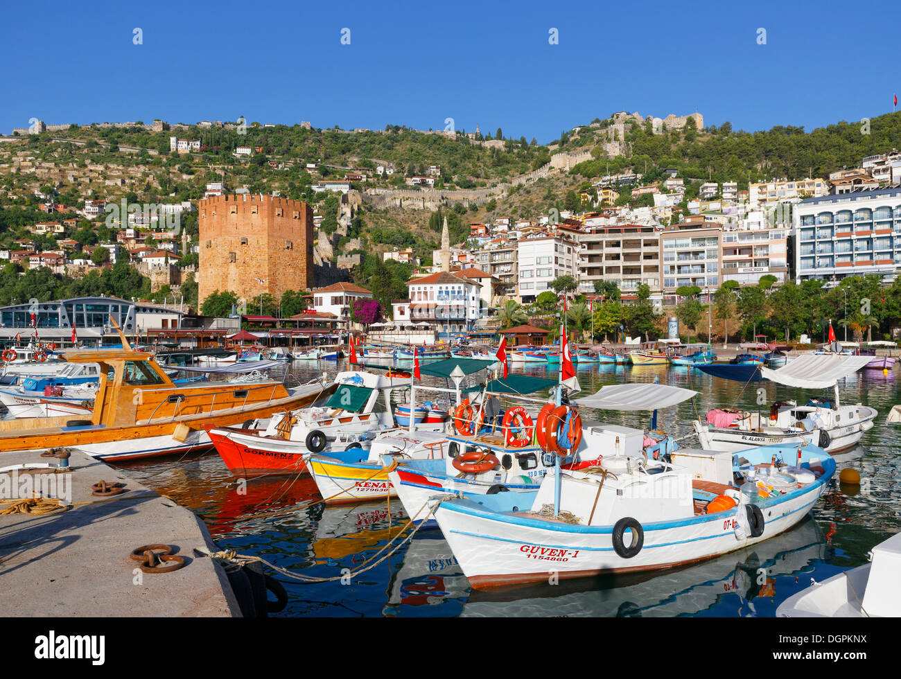 Port de pêche et de Kizil Kule, tour rouge, Alanya, Turkish Riviera, Antalya Province, Région Méditerranéenne, Turquie Banque D'Images