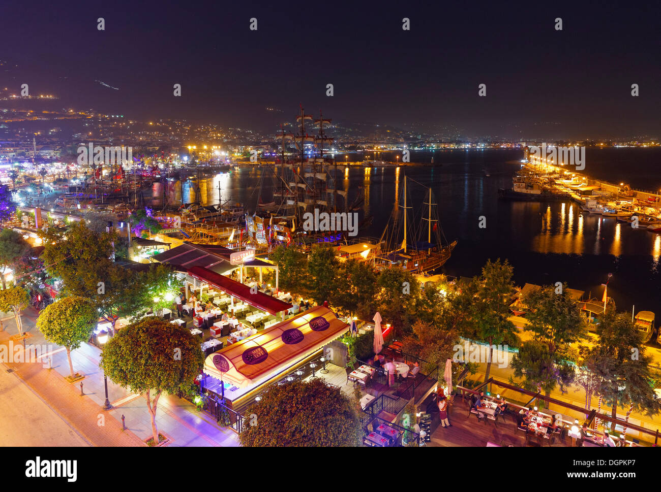 Restaurants dans le port de nuit, Alanya, Turkish Riviera, Antalya Province, Région Méditerranéenne, Turquie Banque D'Images