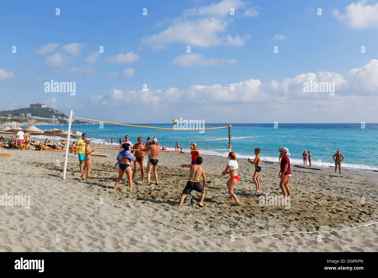 Les gens jouer au volley-ball sur plage Keykobat, Mahmutlar, Alanya, Turkish Riviera, Province d'Antalya, région méditerranéenne Banque D'Images