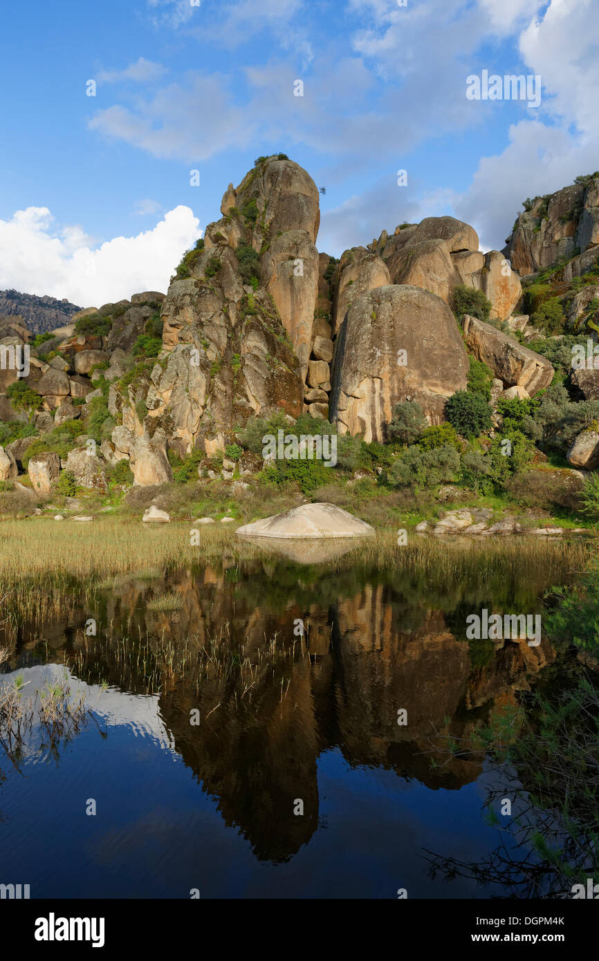 Les formations rocheuses au bord de lac, le lac de Bafa, Montagnes, Beşparmak Muğla Province, Région de l'Egée, la Turquie Banque D'Images