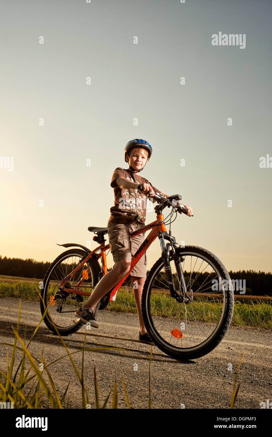 Boy riding un vélo de montagne Banque D'Images