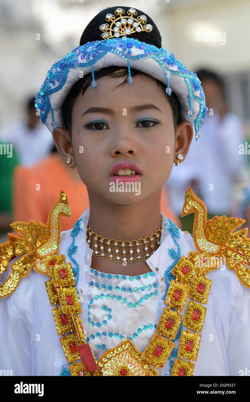 Une jeune fille bouddhiste jusqu'à célébrer la cérémonie, novitiation, Mandalay Mahamuni, Mandalay, Myanmar, Birmanie Banque D'Images