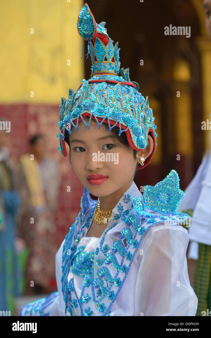 Une jeune fille bouddhiste jusqu'à célébrer la cérémonie, novitiation, Mandalay Mahamuni, Mandalay, Myanmar, Birmanie Banque D'Images