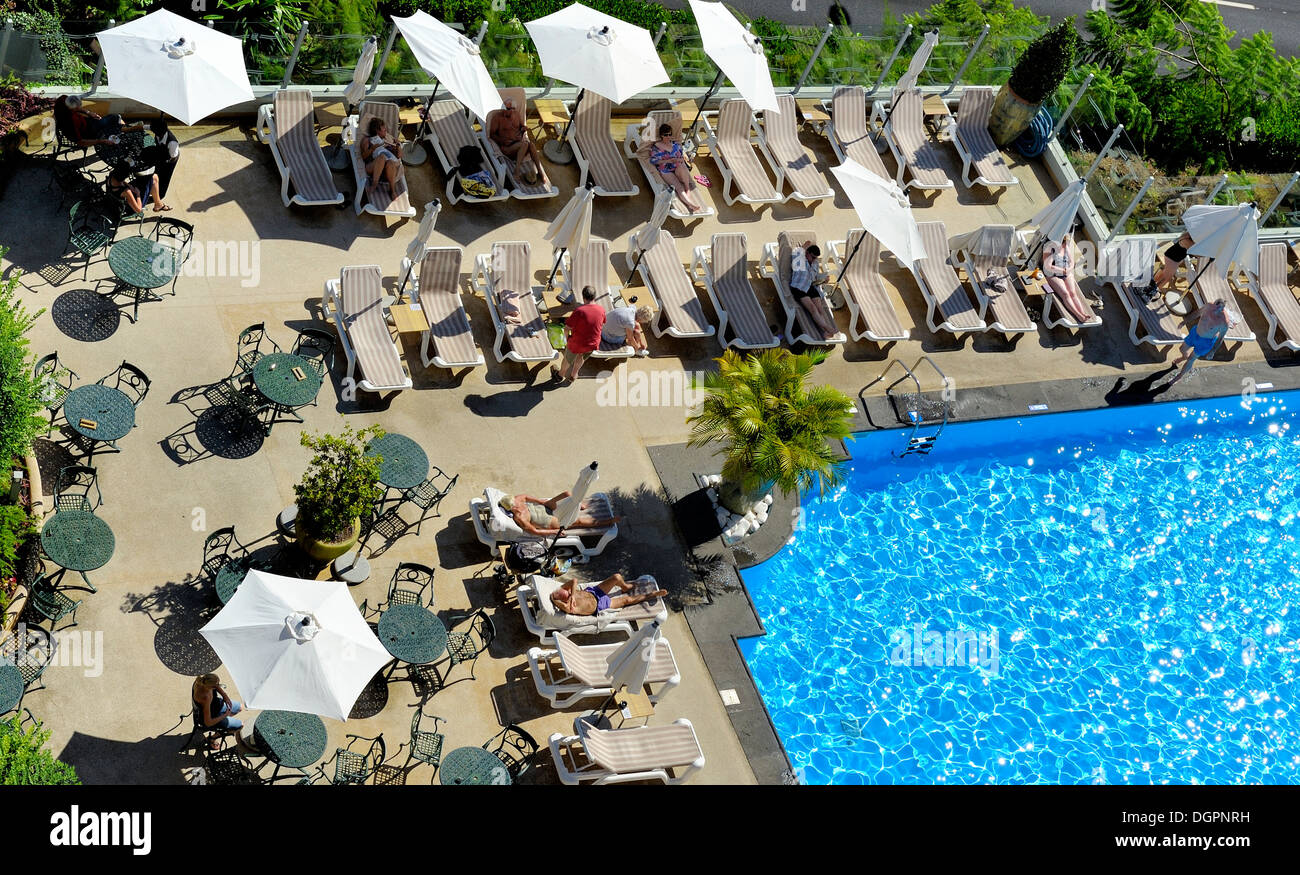Madère Funchal les touristes à vous détendre au bord de la piscine à l'hôtel Savoy Gardens Banque D'Images