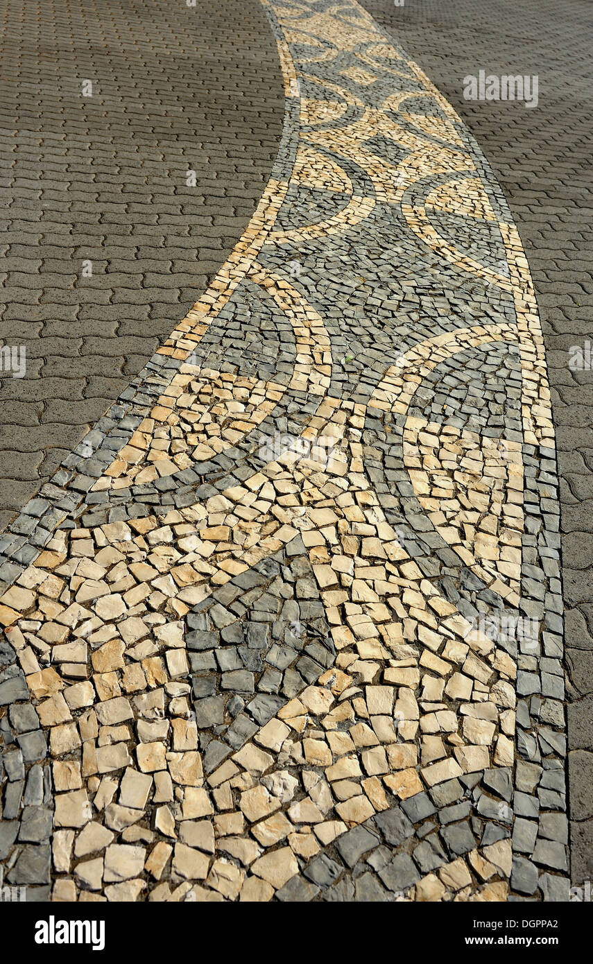 Madère au Portugal. Chemin en pierre mosaïque le long de la promenade à pied pour montrer un visage encadré Banque D'Images