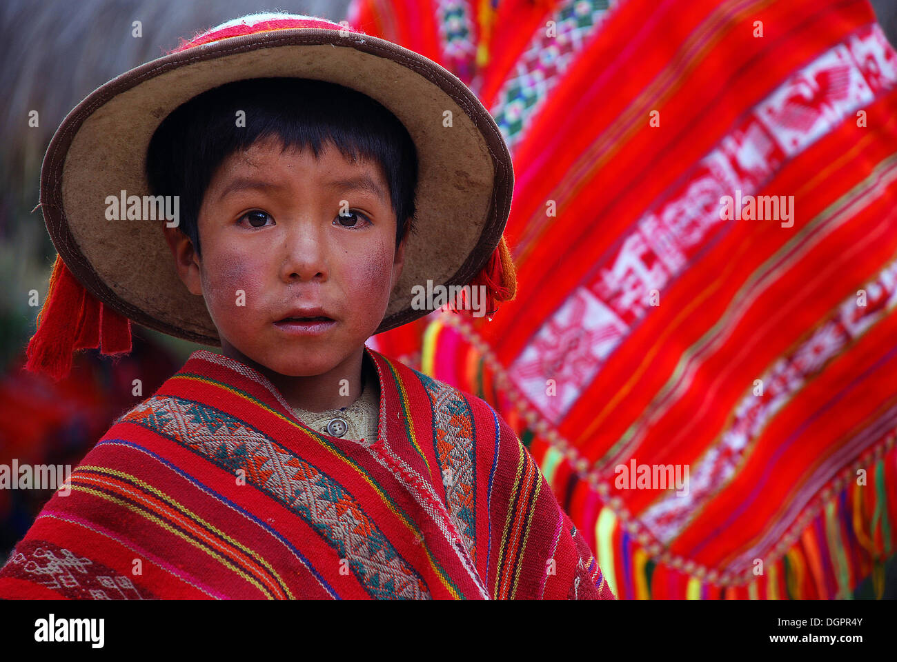 Little Indian boy wearing costume de fête colorée, près de Cusco ou Cuzco, Pérou, Amérique du Sud Banque D'Images