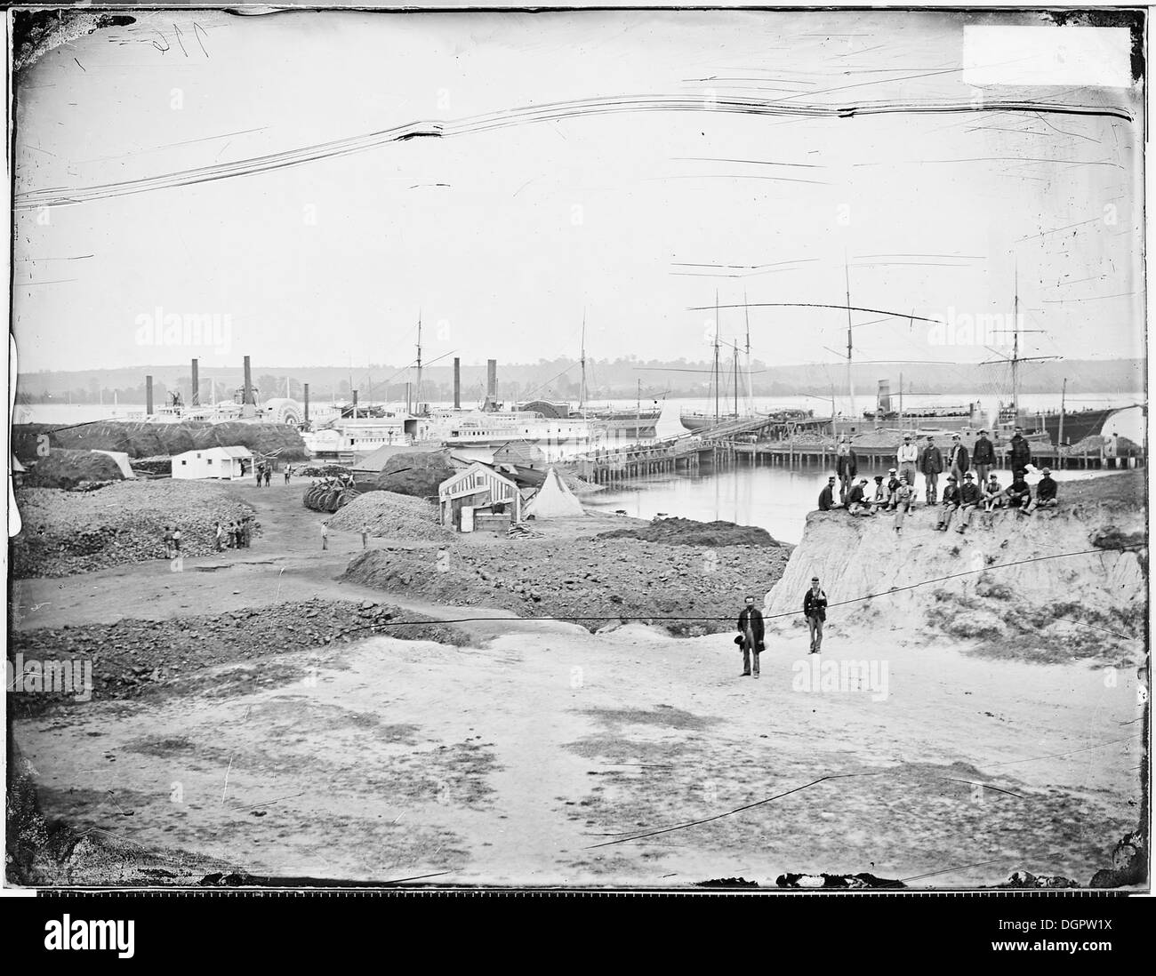Une flotte de transport est vue amarrée à un quai de charbon, mettant en valeur l'échelle industrielle du transport de charbon par mer. Banque D'Images